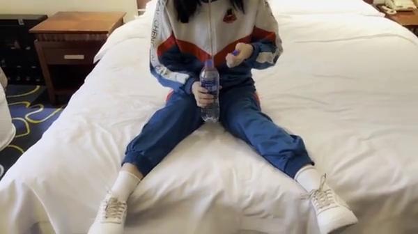 内射，00后初中生学生聊天比谁的男朋友操的更舒服，一直淫语