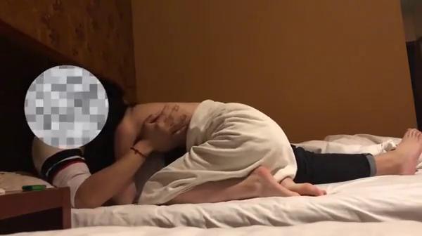 Cos学妹，我和姐姐的胸谁大，你一天和姐姐做几次，反差婊