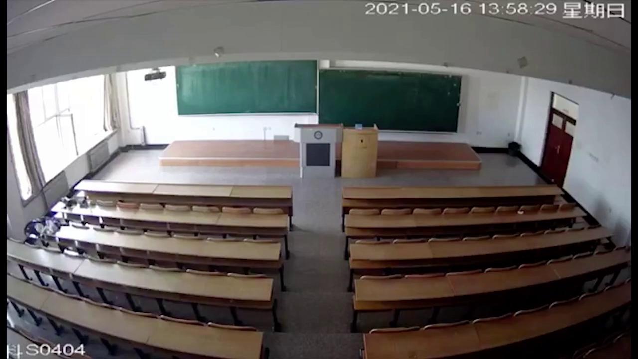 【校园门事件】黑龙江科技大学教室学生性爱视频流出